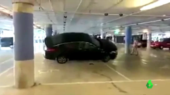 Los Mossos identifican a 20 taxistas tras volcar un vehículo VTC en el aeropuerto de Barcelona Los Mossos identifican a 20 taxistas tras volcar un vehículo VTC en el aeropuerto de Barcelona
