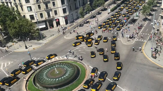 Concentración de taxistas en Barcelona. laSexta Noticias Fin de Semana (28-07-18) Los taxistas de Barcelona mantienen indefinidamente la huelga contra la concesión de licencias de VTC