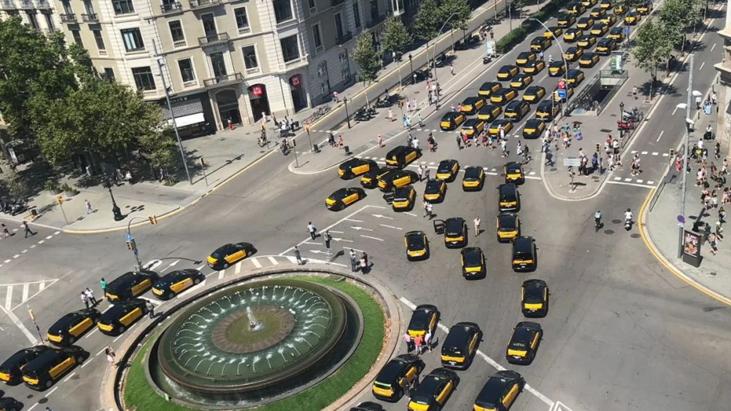 Concentración de taxistas en Barcelona. laSexta Noticias Fin de Semana (28-07-18) Los taxistas de Barcelona mantienen indefinidamente la huelga contra la concesión de licencias de VTC
