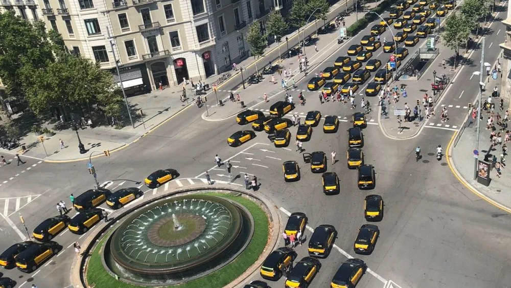 Concentración de taxistas en Barcelona. laSexta Noticias Fin de Semana (28-07-18) Los taxistas de Barcelona mantienen indefinidamente la huelga contra la concesión de licencias de VTC