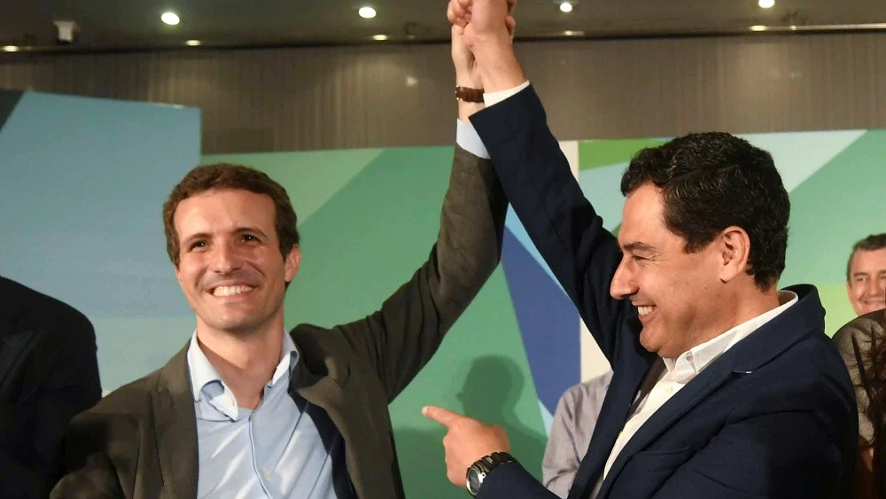 Pablo Casado junto a Juanma Moreno