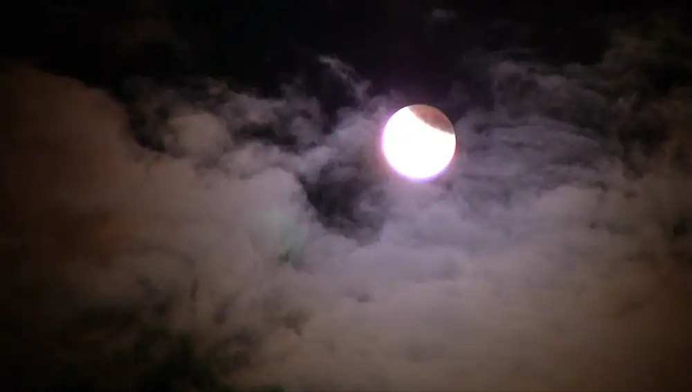 El eclipse lunar más largo del siglo XXI ilumina los cielos australianos