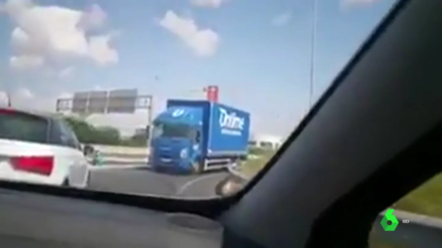 Un camión marcha atrás en un carril de incorporación en Valencia Un camión marcha atrás en un carril de incorporación en Valencia