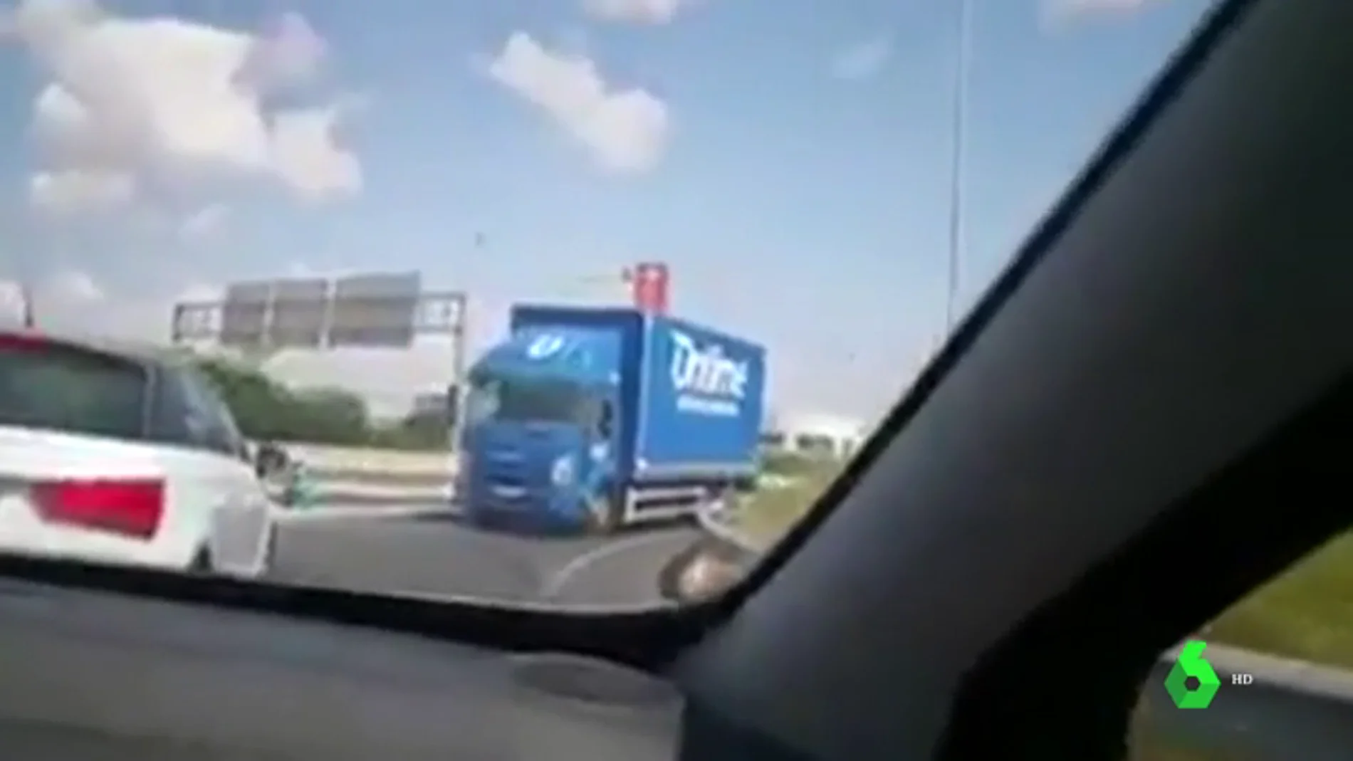 Un camión marcha atrás en un carril de incorporación en Valencia