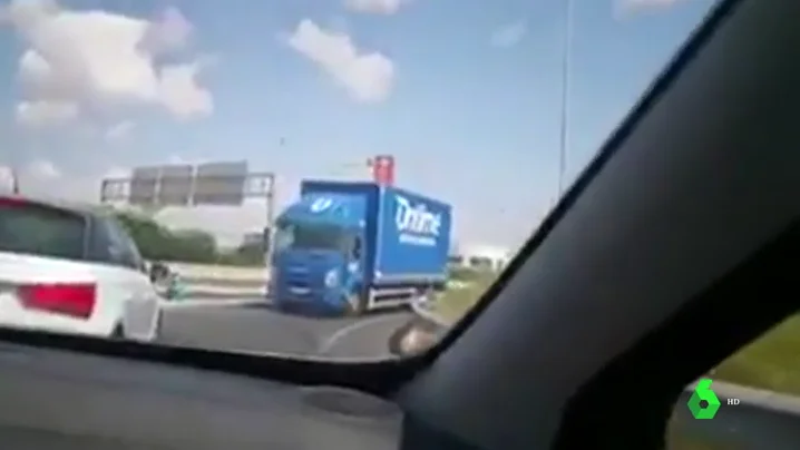 Un camión marcha atrás en un carril de incorporación en Valencia