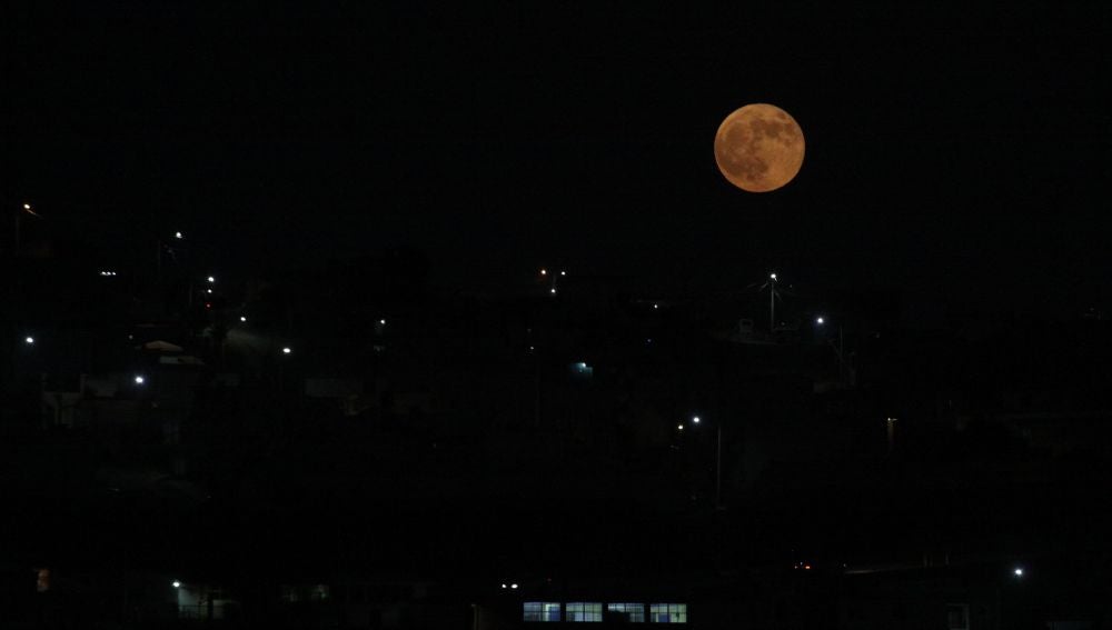 Fotografía de la luna durante un eclipse lunar visto en la ciudad de Tijuana, Baja California (México