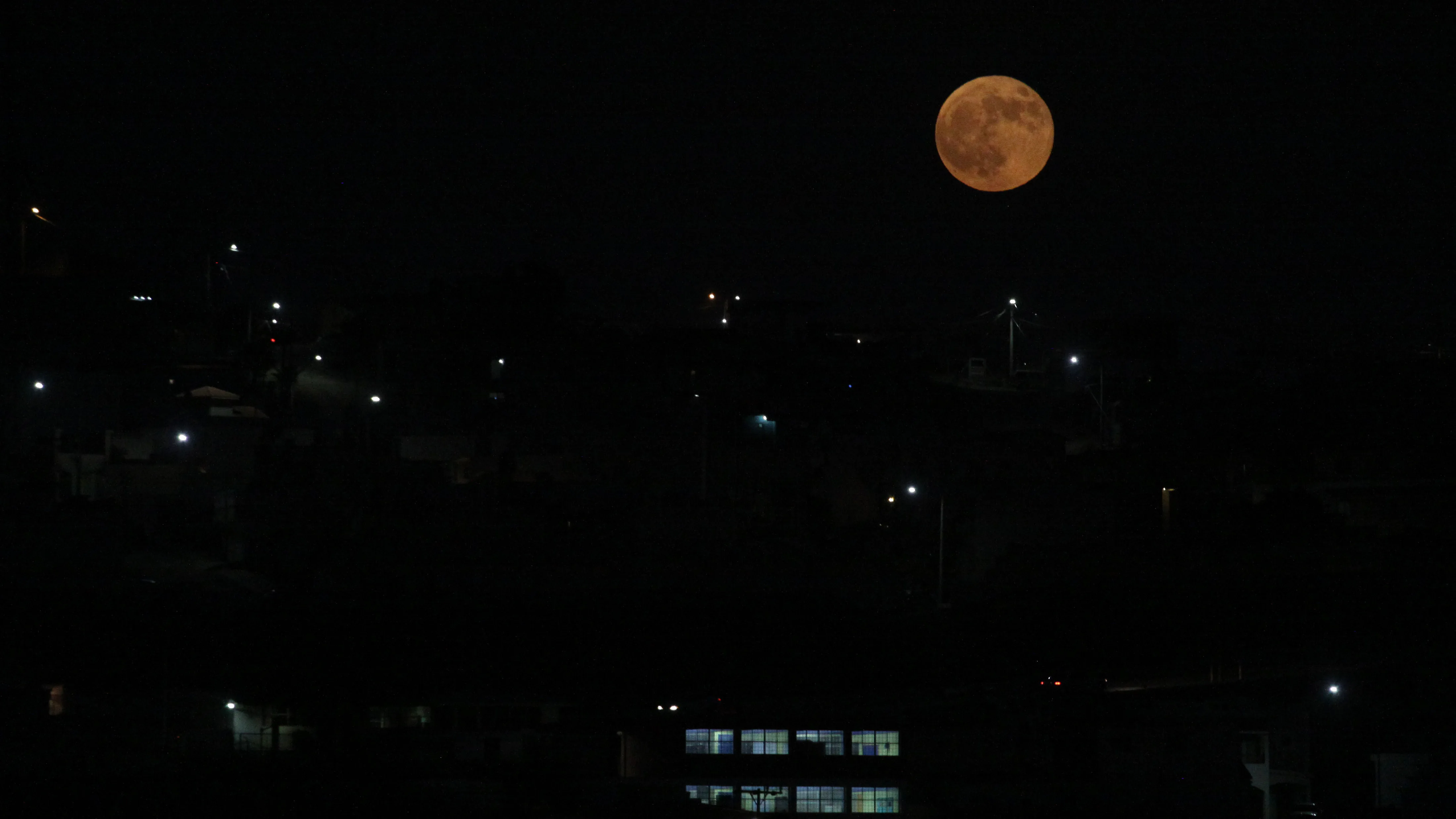 Fotografía de la luna durante un eclipse lunar visto en la ciudad de Tijuana, Baja California (México