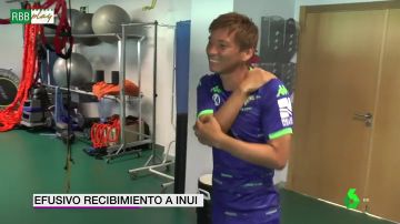 La efusiva bienvenida del Betis a Takashi Inui