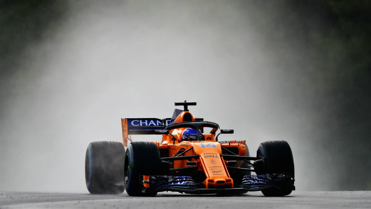 Fernando Alonso, con el MCL33 en la lluvia