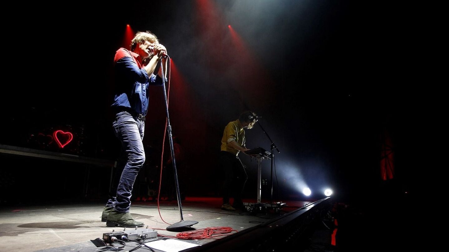 El cantante de la banda francesa "Phoenix", Thomas Mars, durante el concierto del Low Festival 
