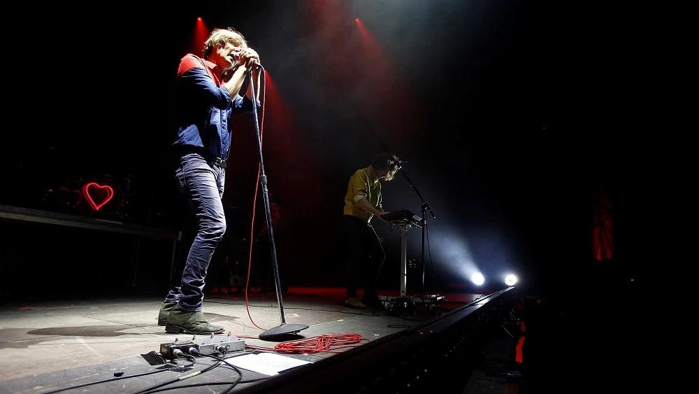 El cantante de la banda francesa "Phoenix", Thomas Mars, durante el concierto del Low Festival 