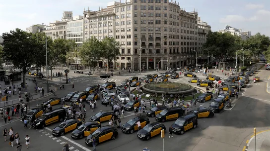 Los taxis cortan la Gran Vía de Barcelona Los taxis cortan la Gran Vía de Barcelona