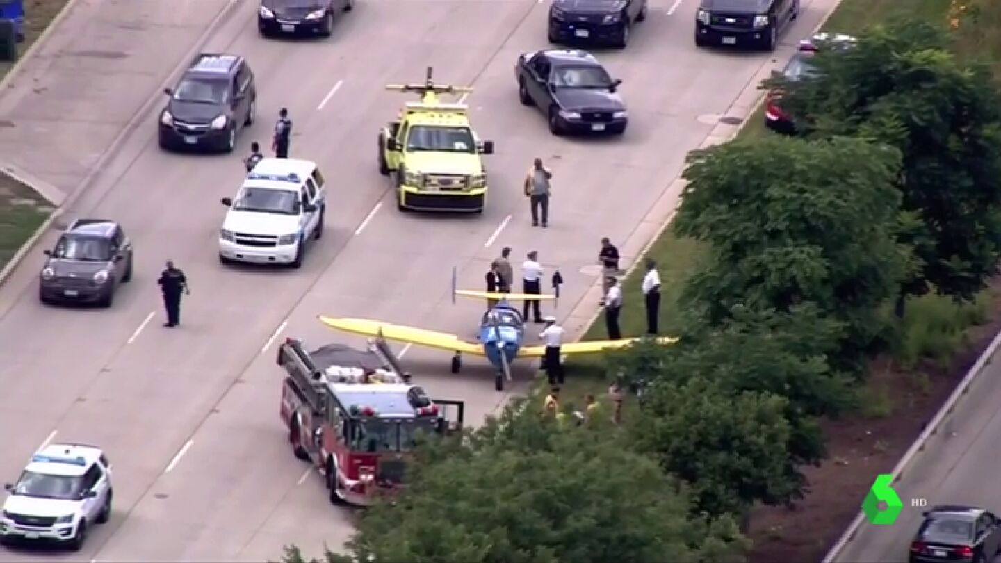 Una avioneta aterriza en una autov&iacute;a en Chicago