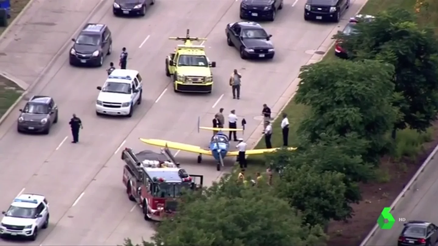Una avioneta aterriza en una autovía en Chicago Una avioneta aterriza en una autovía en Chicago