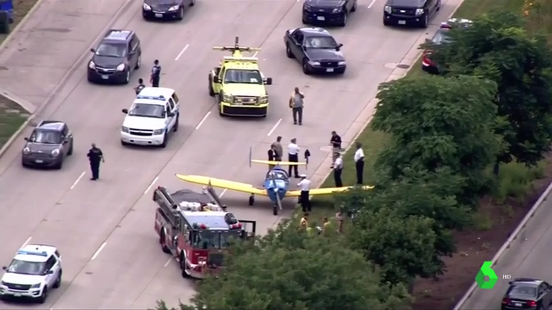 Una avioneta aterriza en una autovía en Chicago