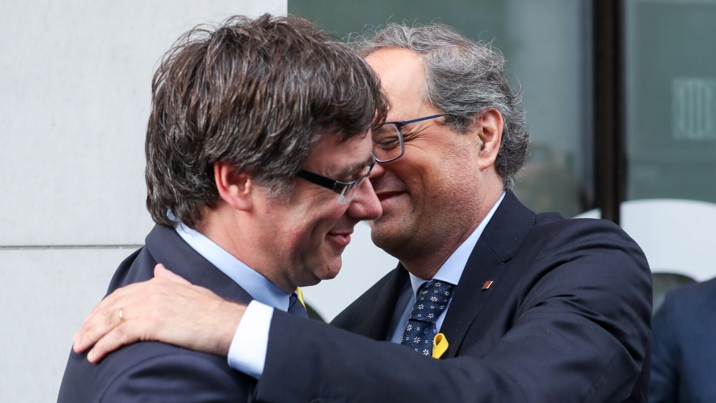 El ex presidente catal&aacute;n Carles Puigdemont es recibido por el presidente de la Generalitat de Catalunya, Quim Torra, en Bruselas