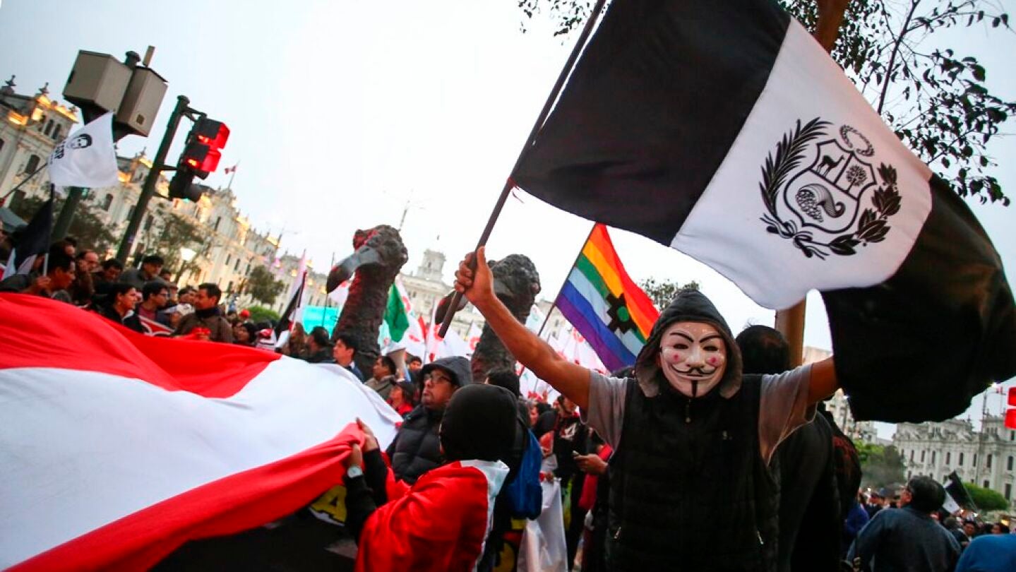 Manifestantes participan en la tercera marcha contra la crisis en el sistema judicial peruano en su recorrido por diversas avenidas del centro hist&oacute;rico de Lima 