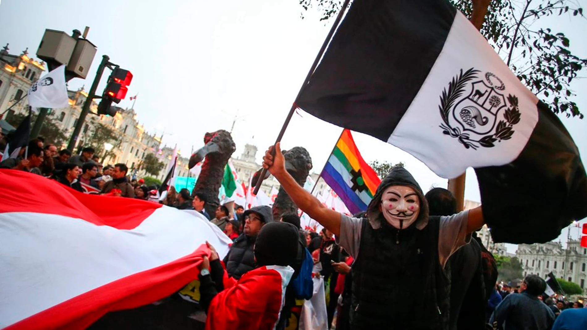Manifestantes participan en la tercera marcha contra la crisis en el sistema judicial peruano en su recorrido por diversas avenidas del centro histórico de Lima 
