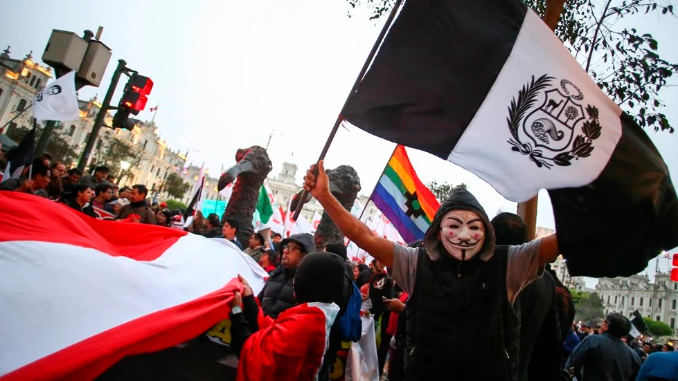 Manifestantes participan en la tercera marcha contra la crisis en el sistema judicial peruano en su recorrido por diversas avenidas del centro histórico de Lima 