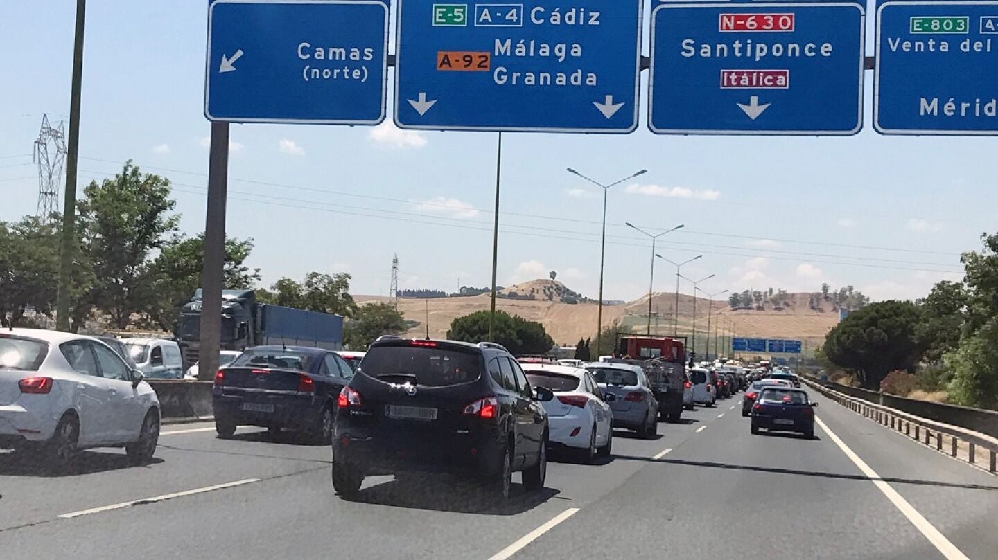 Tr&aacute;fico a la salida de Sevilla con destinos a las principales zonas tur&iacute;sticas de costa y litoral.