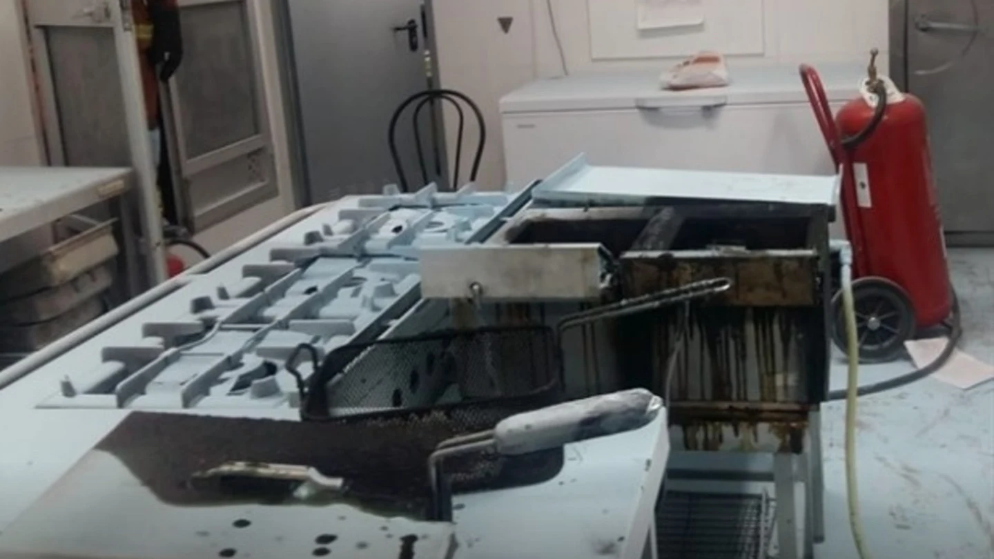 Cocina incendiada de una residencia de mayores en Valencia Cocina incendiada de una residencia de mayores en Valencia
