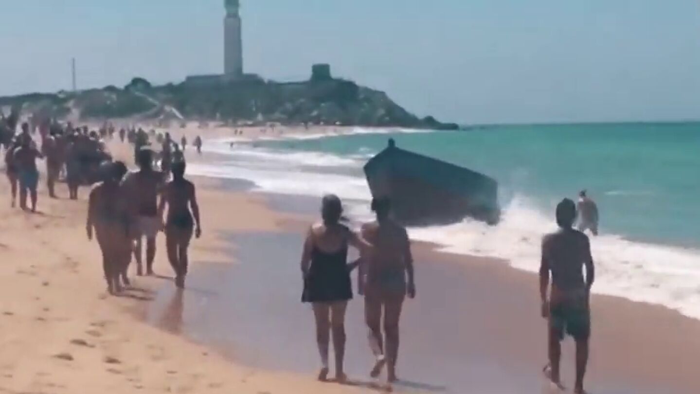 Deshidratados, pidiendo agua y comida: as&iacute; llegan decenas de migrantes a la playa de Zahora