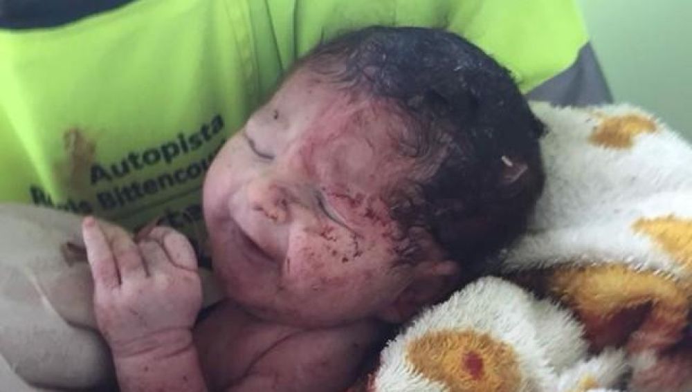 Sobrevive un bebé después de ser arrancado del útero de su madre en un accidente de coche