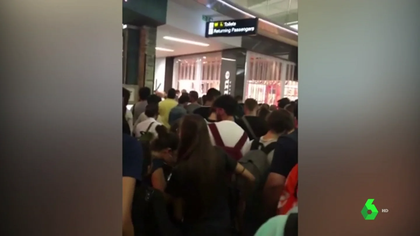 Pasajeros aglutinados en el aeropuerto de Londres Pasajeros aglutinados en el aeropuerto de Londres