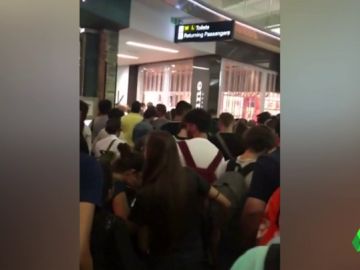 Pasajeros aglutinados en el aeropuerto de Londres Pasajeros aglutinados en el aeropuerto de Londres