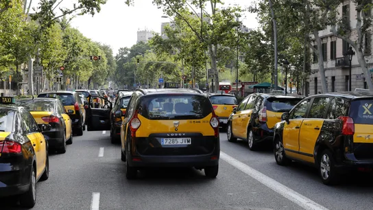 Diversos taxis ocupan la Gran Vía de les Corts Catalanes de Barcelona Diversos taxis ocupan la Gran Vía de les Corts Catalanes de Barcelona