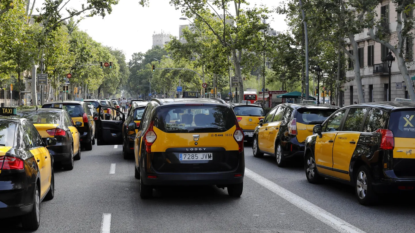 Diversos taxis ocupan la Gran Vía de les Corts Catalanes de Barcelona Diversos taxis ocupan la Gran Vía de les Corts Catalanes de Barcelona