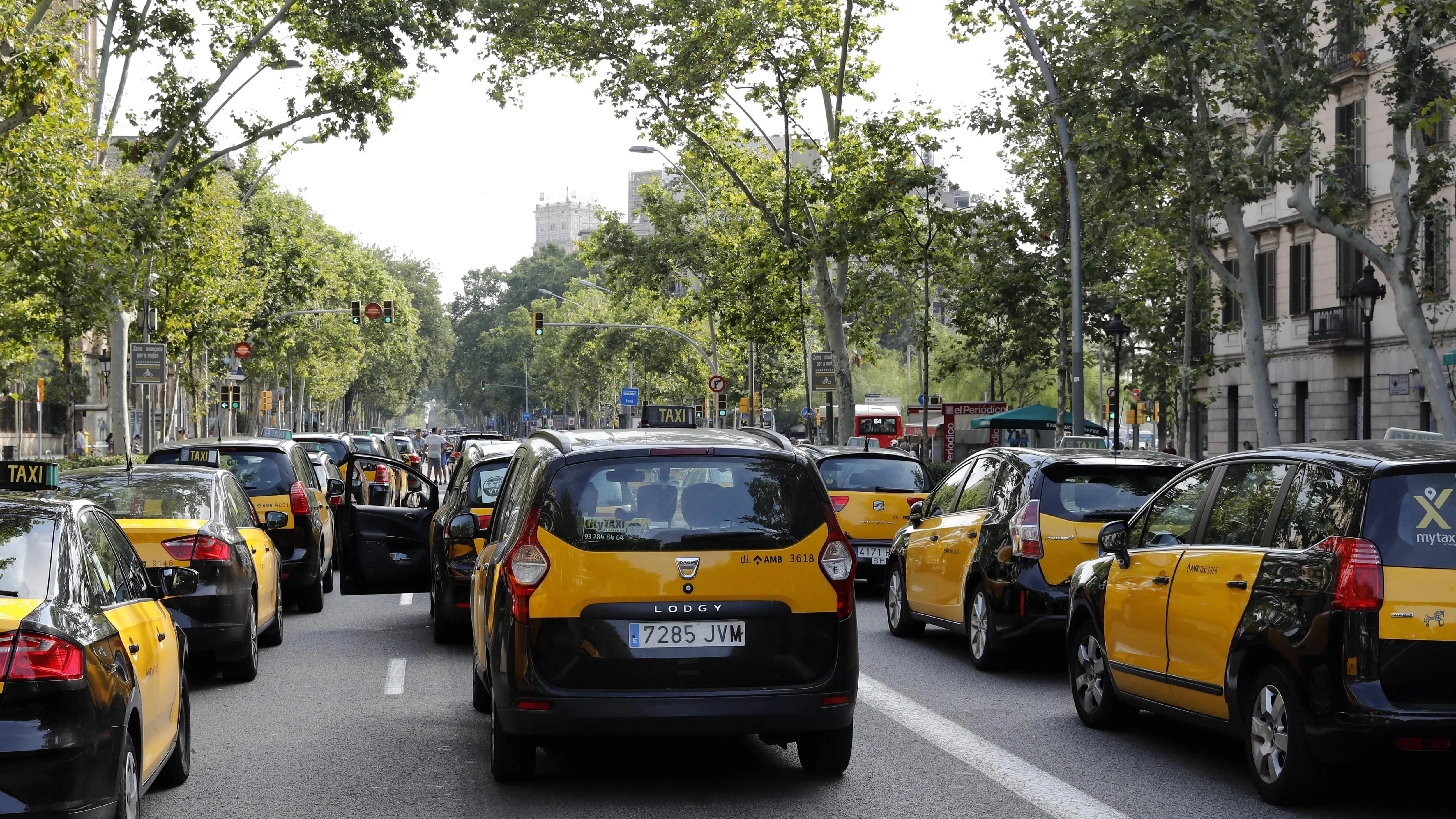 Diversos taxis ocupan la Gran Vía de les Corts Catalanes de Barcelona 