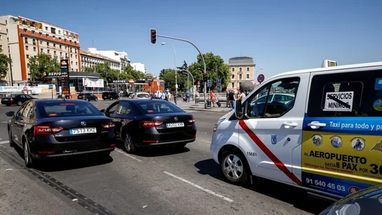 Dos vehículos VTC delante de un Taxi Dos vehículos VTC delante de un Taxi
