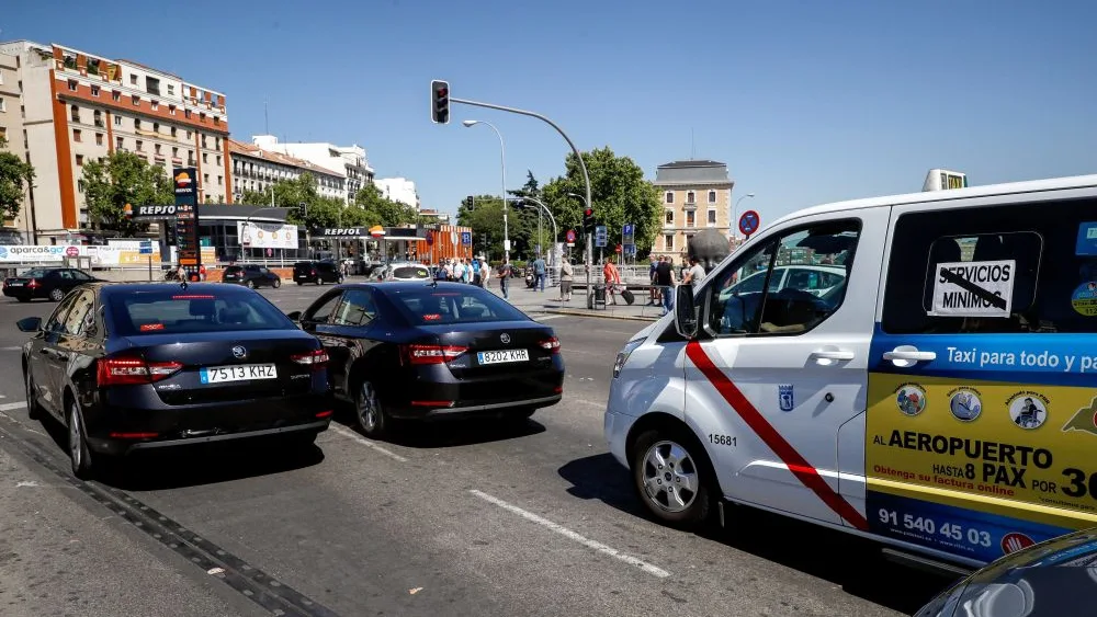 Dos vehículos VTC delante de un Taxi