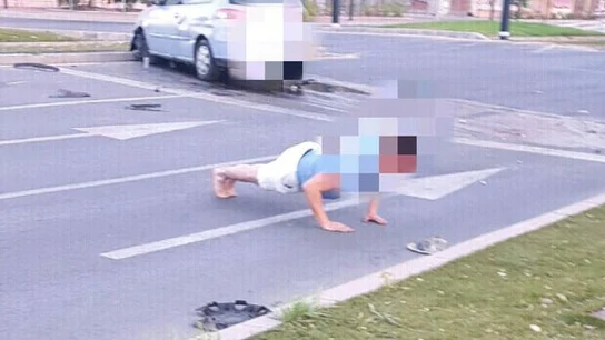 Conductor realiza flexiones para reducir la tasa de alcohol en sangre Conductor realiza flexiones para reducir la tasa de alcohol en sangre