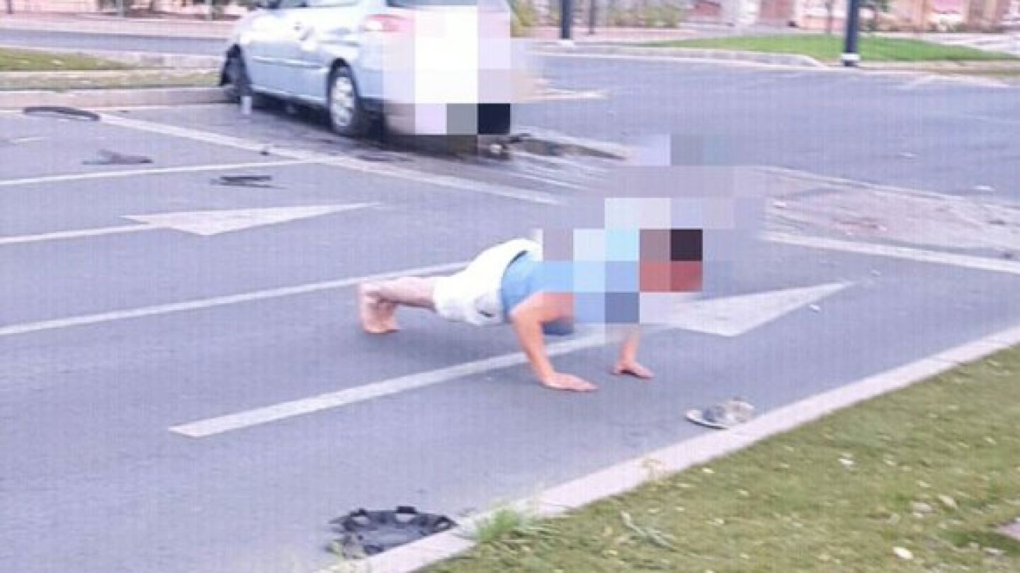 Conductor realiza flexiones para reducir la tasa de alcohol en sangre