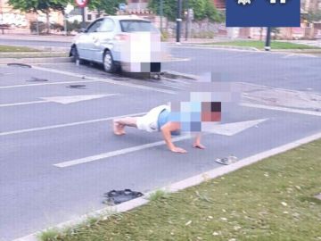 Conductor realiza flexiones para reducir la tasa de alcohol en sangre Conductor realiza flexiones para reducir la tasa de alcohol en sangre