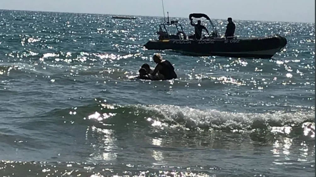 Rescate de una mantarraya en Torrevieja