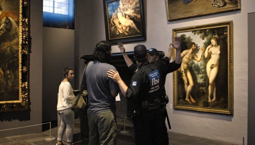 Vigilantes de seguridad de la Casa Museo de Paul Rubens, en Amberes, impiden a los turistas ver los cuadros