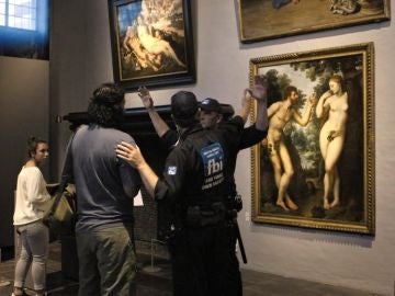 Vigilantes de seguridad de la Casa Museo de Paul Rubens, en Amberes, impiden a los turistas ver los cuadros Vigilantes de seguridad de la Casa Museo de Paul Rubens, en Amberes, impiden a los turistas ver los cuadros