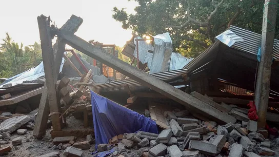 Una casa destruida por el terremoto en Indonesia Una casa destruida por el terremoto en Indonesia