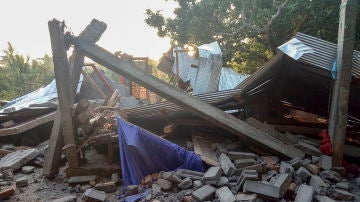 Una casa destruida por el terremoto en Indonesia