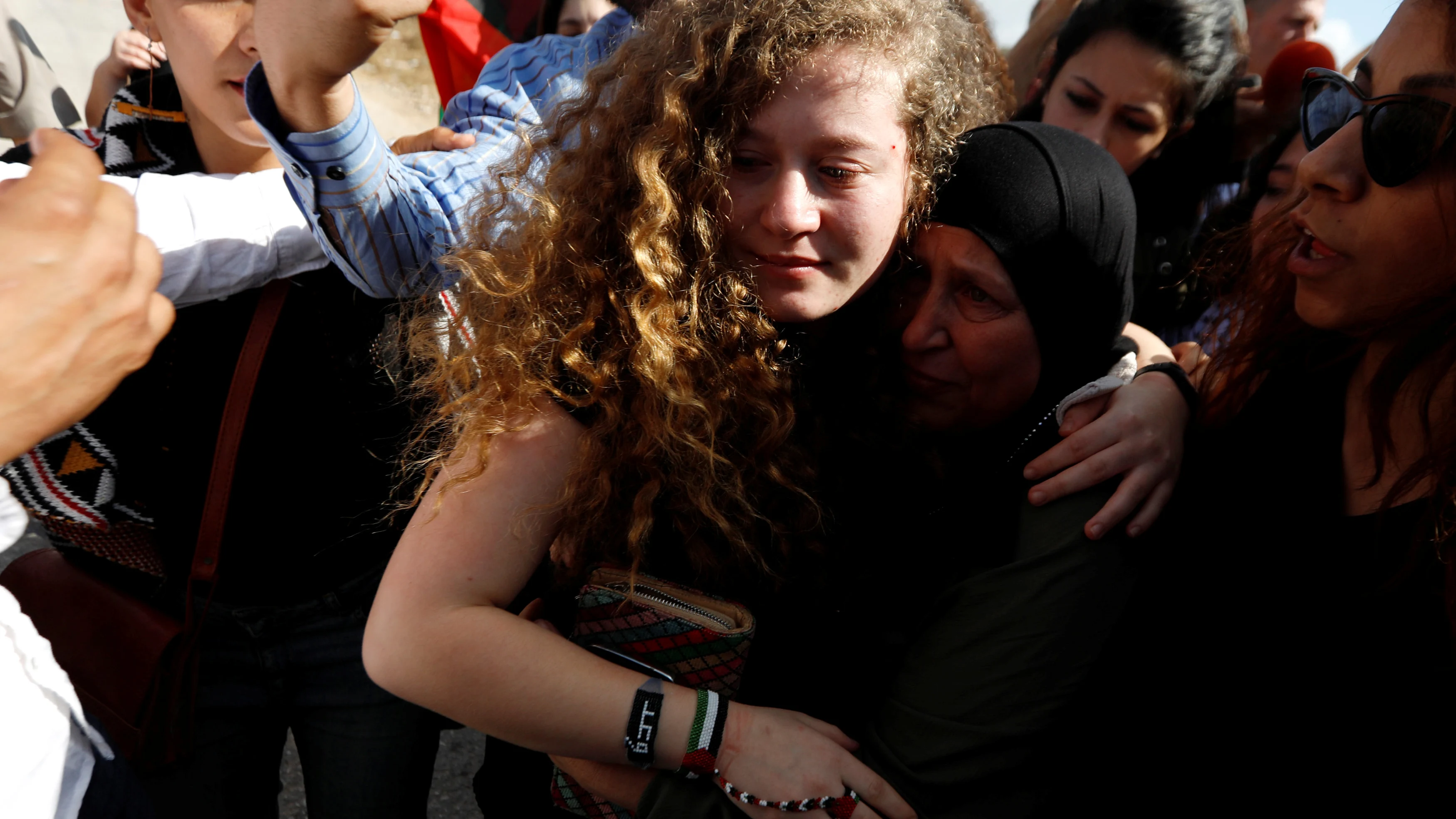 La adolescente palestina Ahed Tamimi es recibida por sus familiares