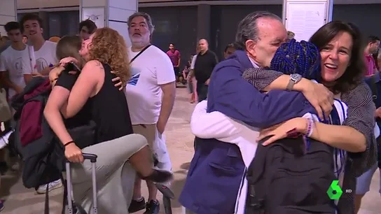 Los voluntarios estafados por 'Yes We Help' relatan lo que vivieron: "Hubo agresiones, hubo amenazas por parte de, no sabemos si funcionarios de prisiones, si mercenarios pagados por este señor" Los voluntarios estafados por 'Yes We Help' relatan lo que vivieron: "Hubo agresiones, hubo amenazas por parte de, no sabemos si funcionarios de prisiones, si mercenarios pagados por este señor"