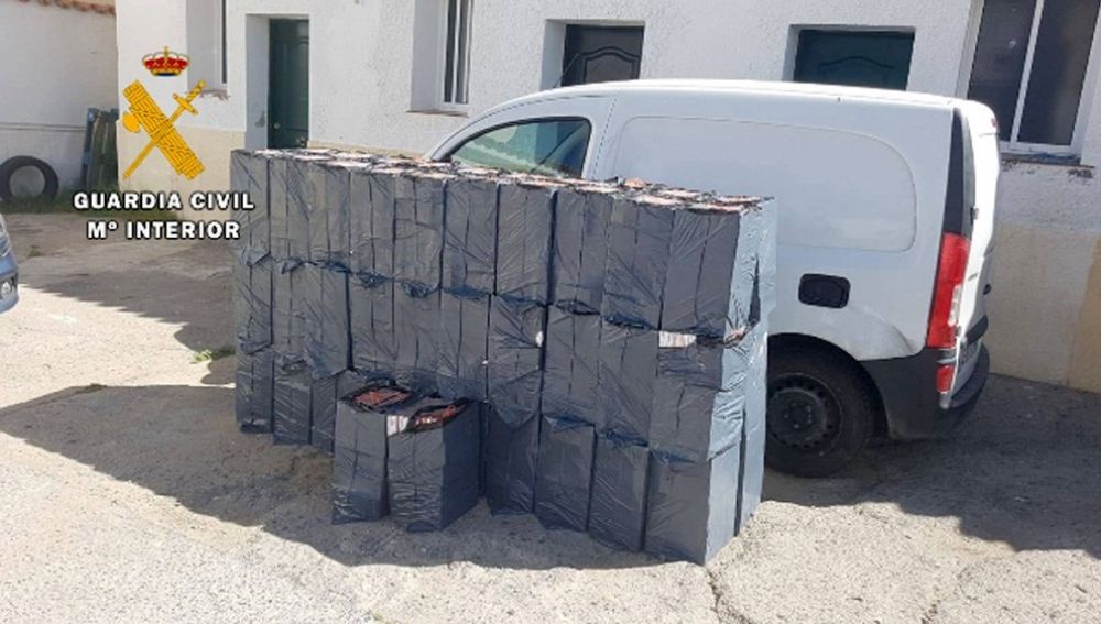 intervenido 15.500 cajetillas de tabaco de contrabando, valoradas en 66.650 euros, en el interior de una furgoneta en la localidad gaditana de San Roque. 