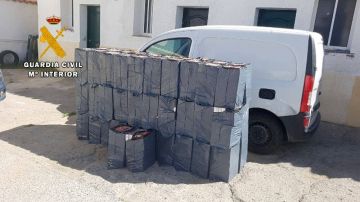 intervenido 15.500 cajetillas de tabaco de contrabando, valoradas en 66.650 euros, en el interior de una furgoneta en la localidad gaditana de San Roque. 