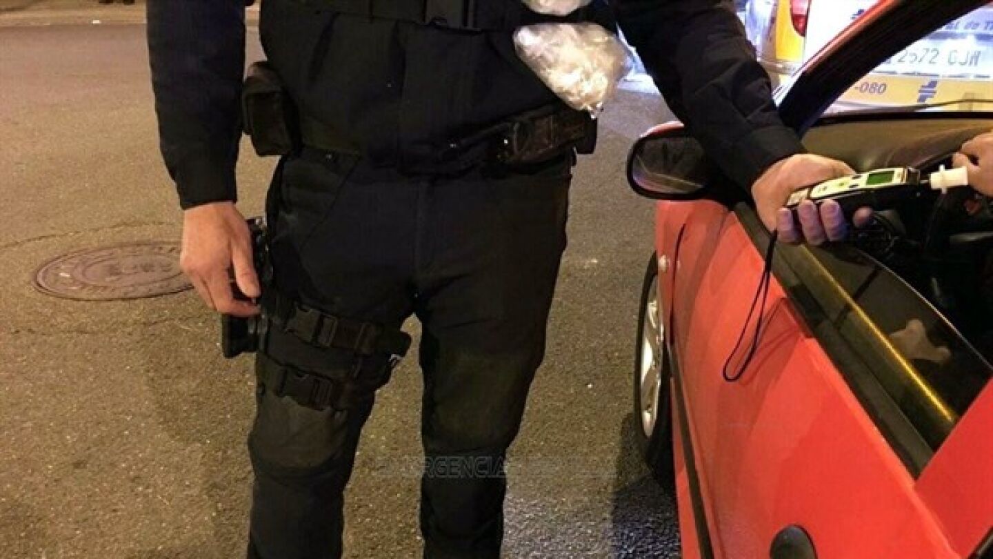 La Polic&iacute;a Local de Sevilla haciendo un control de alcoholemia