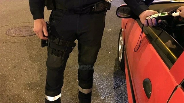 La Policía Local de Sevilla haciendo un control de alcoholemia La Policía Local de Sevilla haciendo un control de alcoholemia