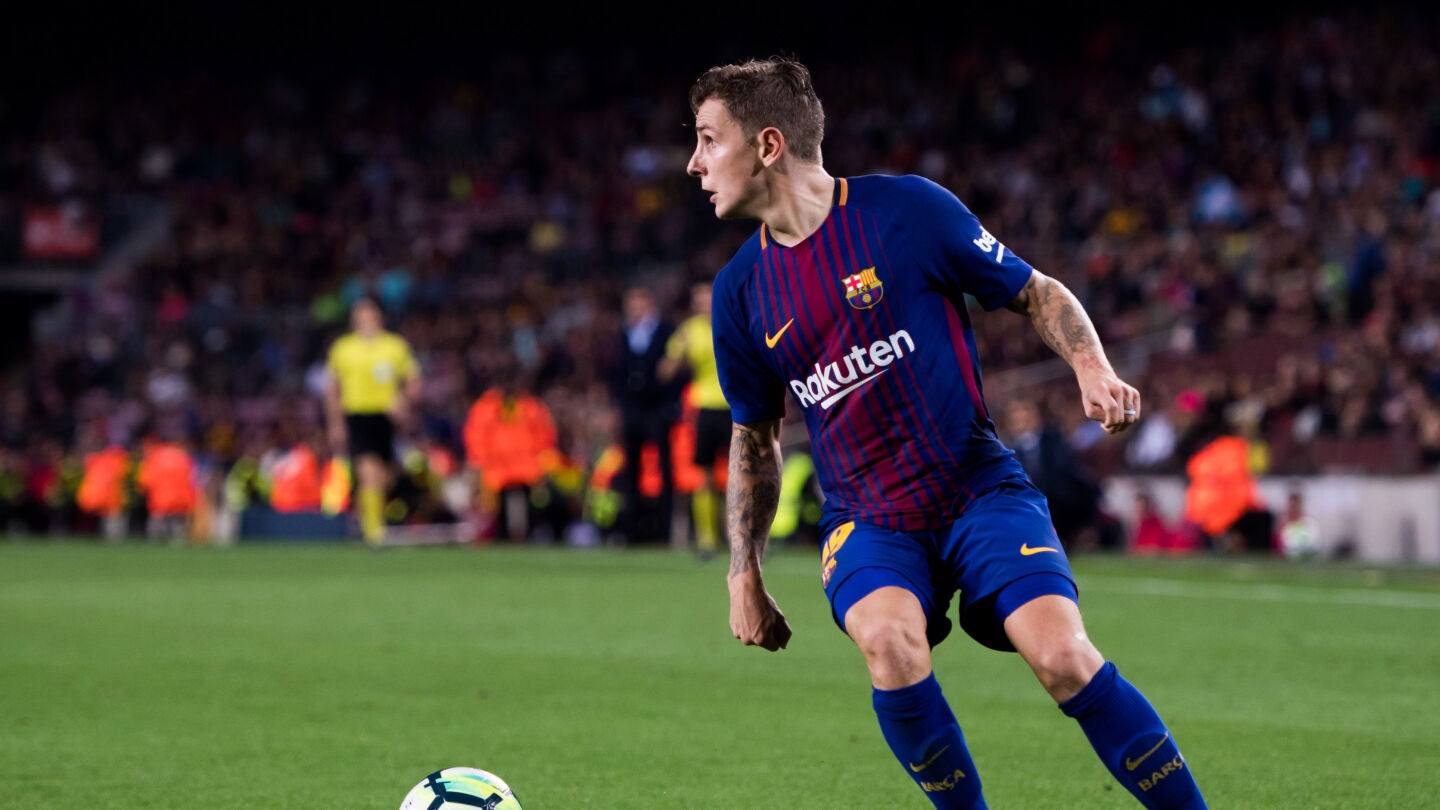 Digne en un partido con el Barcelona