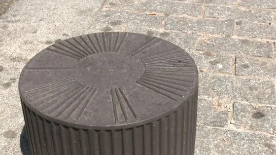 Un bolardo de la zona del puente de Segovia en Madrid Un bolardo de la zona del puente de Segovia en Madrid